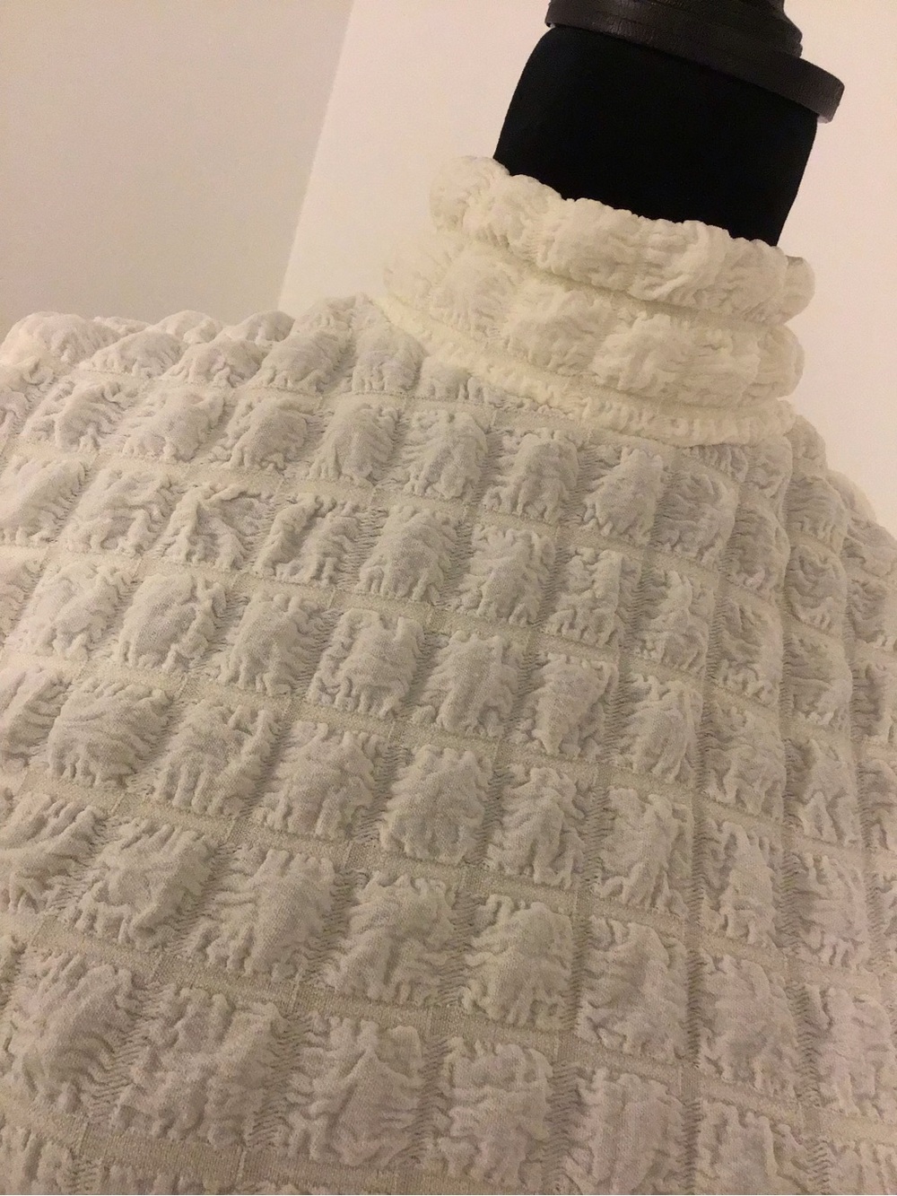FASHION NOVA Cream Quilt Textured Turtleneck, Lightweight, size S